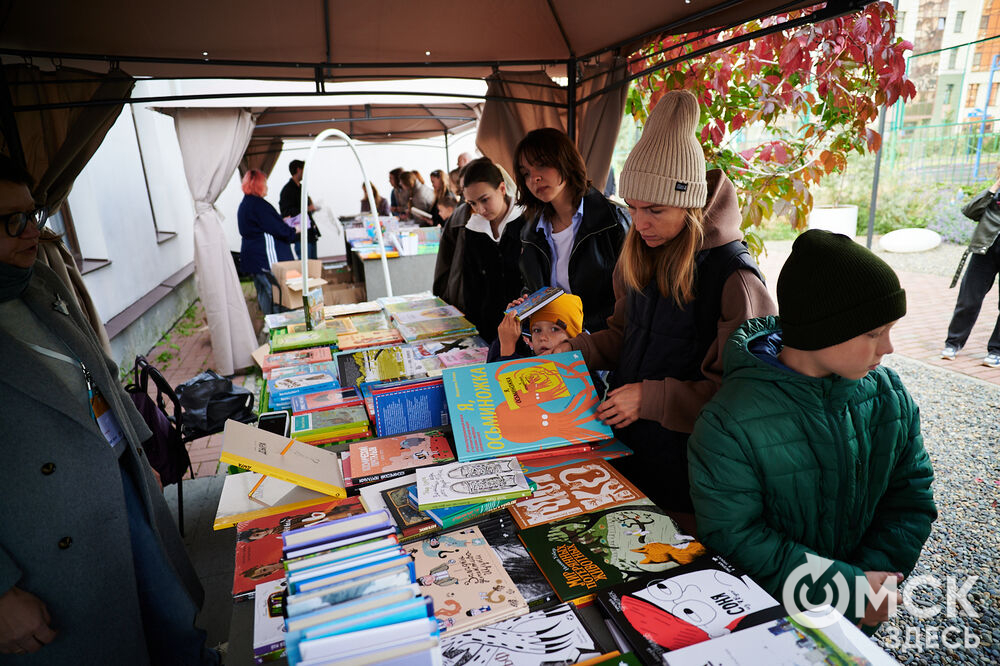 Первый фестиваль актуальной литературы "Книжный дворик" (0+) прошёл в пространстве "Арт-погружение" Городского музея "Искусство Омска". Фото: Илья Петров