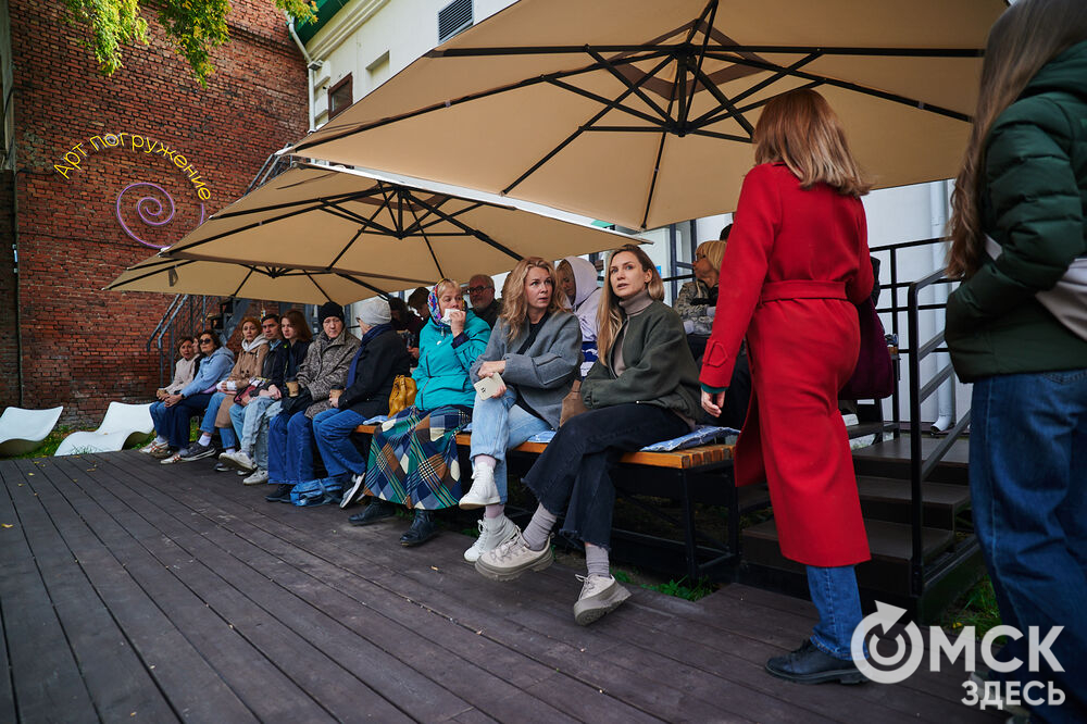 Первый фестиваль актуальной литературы "Книжный дворик" (0+) прошёл в пространстве "Арт-погружение" Городского музея "Искусство Омска". Фото: Илья Петров