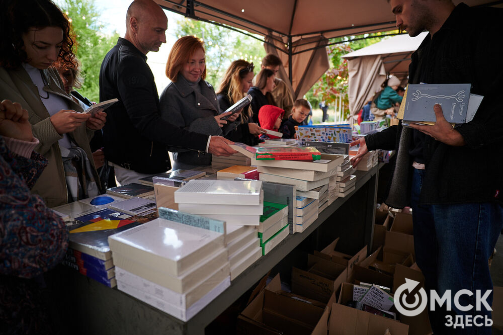 Первый фестиваль актуальной литературы "Книжный дворик" (0+) прошёл в пространстве "Арт-погружение" Городского музея "Искусство Омска". Фото: Илья Петров