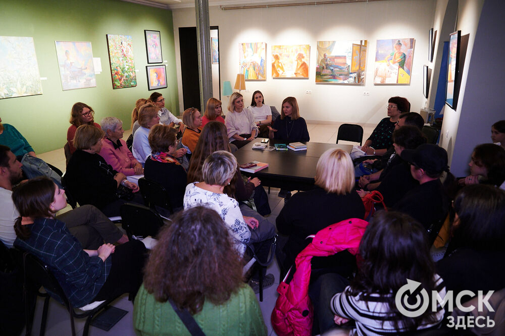 Первый фестиваль актуальной литературы "Книжный дворик" (0+) прошёл в пространстве "Арт-погружение" Городского музея "Искусство Омска". Фото: Илья Петров