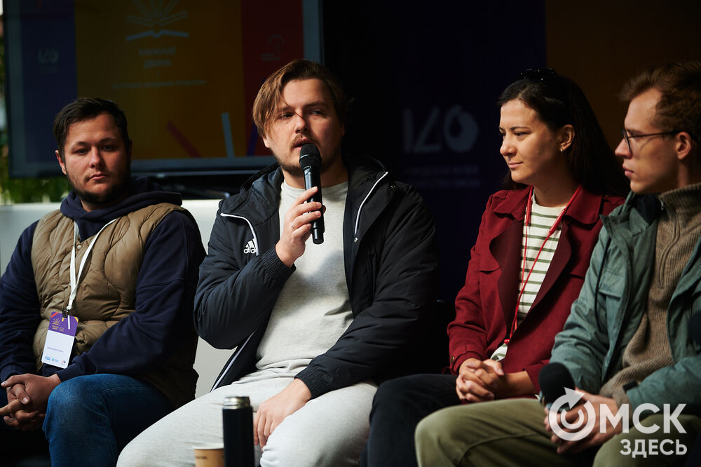 Первый фестиваль актуальной литературы "Книжный дворик" (0+) прошёл в пространстве "Арт-погружение" Городского музея "Искусство Омска". Фото: Илья Петров