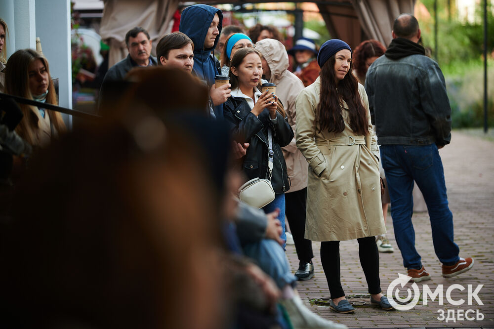 Первый фестиваль актуальной литературы "Книжный дворик" (0+) прошёл в пространстве "Арт-погружение" Городского музея "Искусство Омска". Фото: Илья Петров