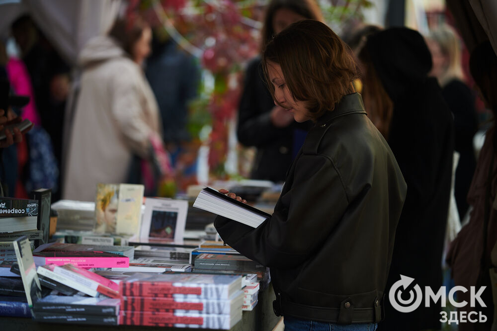 Первый фестиваль актуальной литературы "Книжный дворик" (0+) прошёл в пространстве "Арт-погружение" Городского музея "Искусство Омска". Фото: Илья Петров