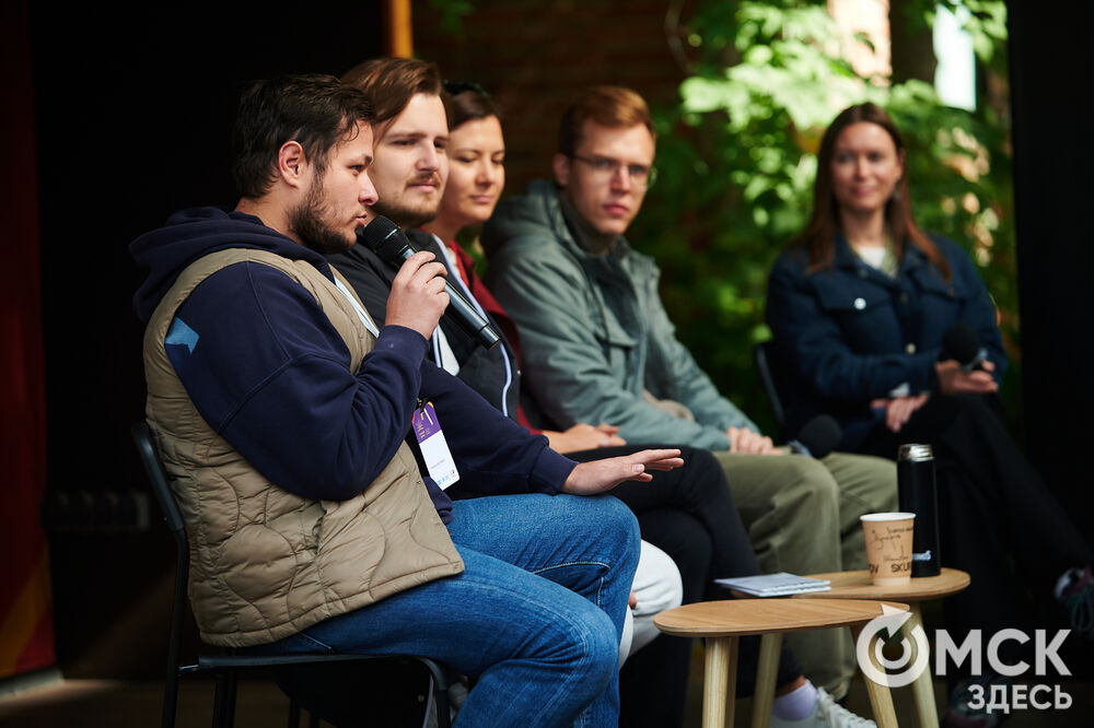 Первый фестиваль актуальной литературы "Книжный дворик" (0+) прошёл в пространстве "Арт-погружение" Городского музея "Искусство Омска". Фото: Илья Петров