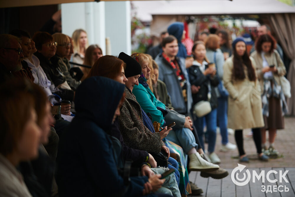 Первый фестиваль актуальной литературы "Книжный дворик" (0+) прошёл в пространстве "Арт-погружение" Городского музея "Искусство Омска". Фото: Илья Петров