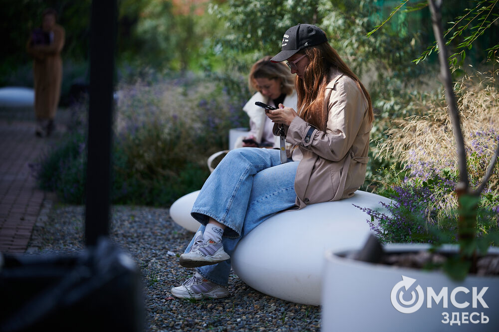 Первый фестиваль актуальной литературы "Книжный дворик" (0+) прошёл в пространстве "Арт-погружение" Городского музея "Искусство Омска". Фото: Илья Петров
