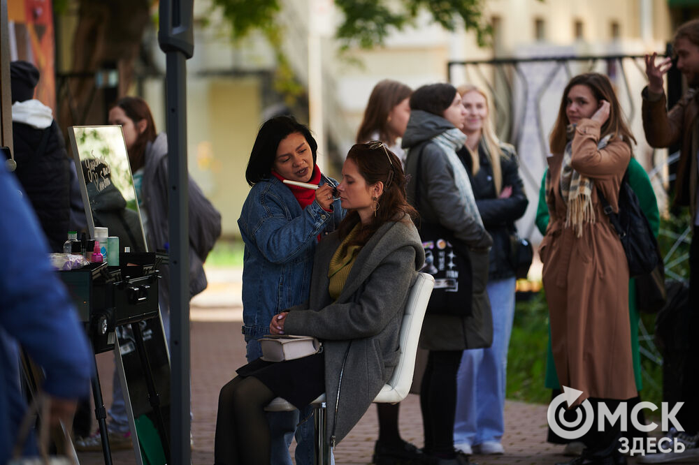 Первый фестиваль актуальной литературы "Книжный дворик" (0+) прошёл в пространстве "Арт-погружение" Городского музея "Искусство Омска". Фото: Илья Петров