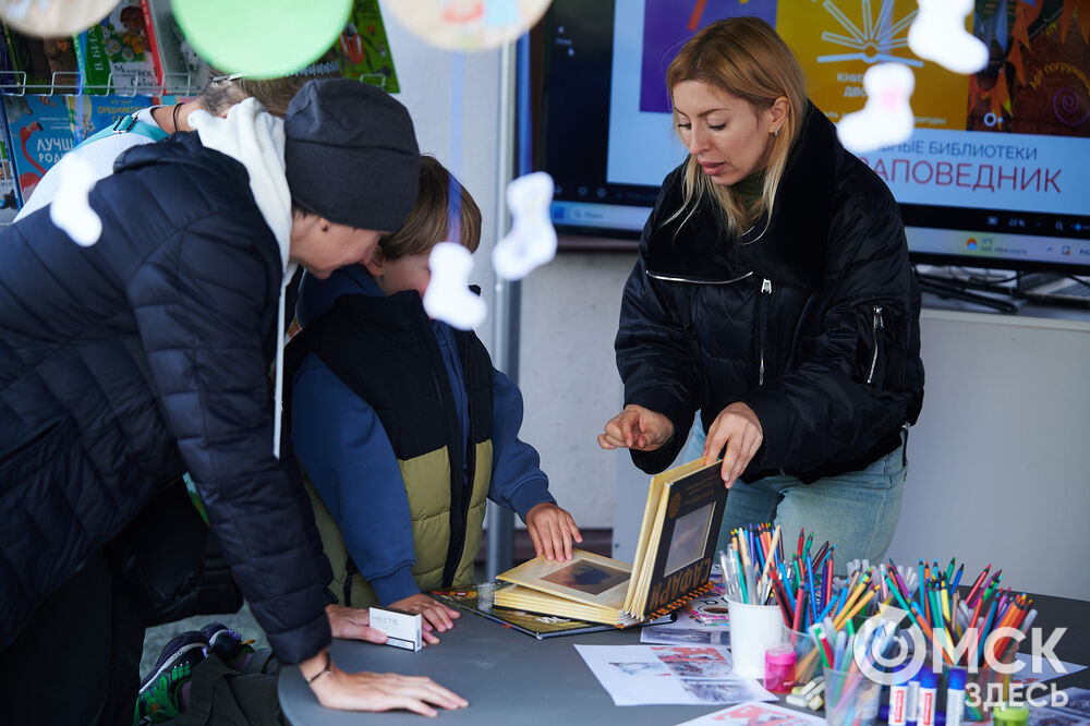 Первый фестиваль актуальной литературы "Книжный дворик" (0+) прошёл в пространстве "Арт-погружение" Городского музея "Искусство Омска". Фото: Илья Петров