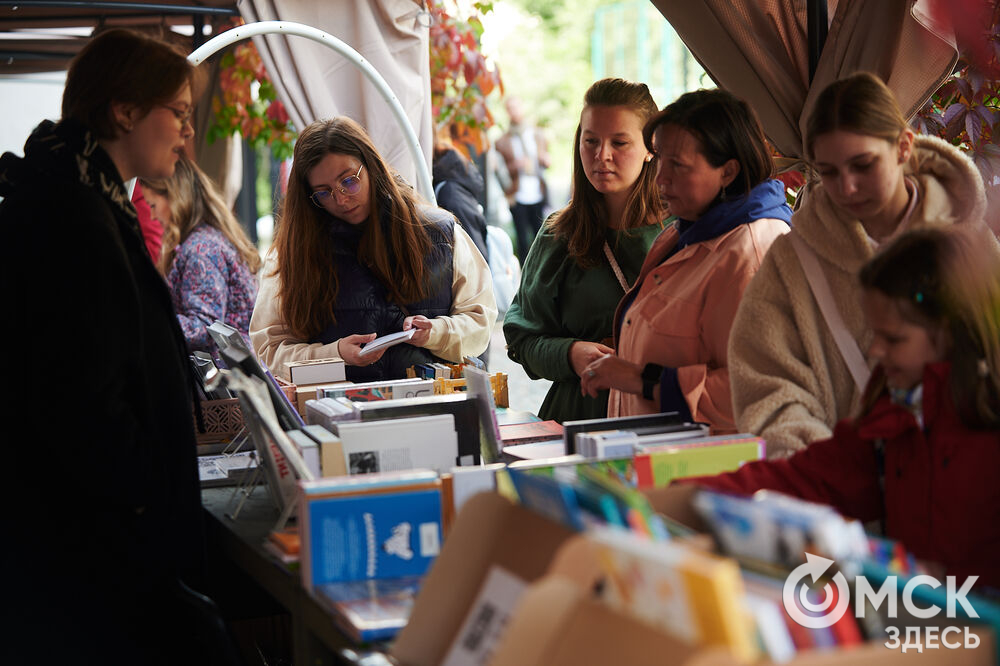 Первый фестиваль актуальной литературы "Книжный дворик" (0+) прошёл в пространстве "Арт-погружение" Городского музея "Искусство Омска". Фото: Илья Петров