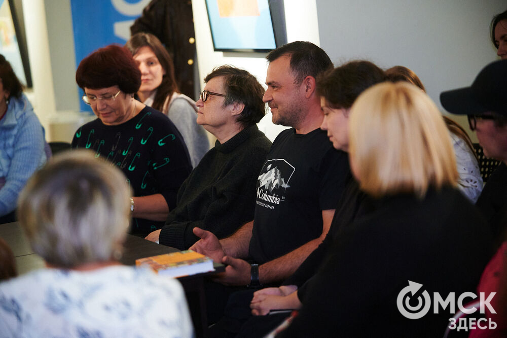 Первый фестиваль актуальной литературы "Книжный дворик" (0+) прошёл в пространстве "Арт-погружение" Городского музея "Искусство Омска". Фото: Илья Петров