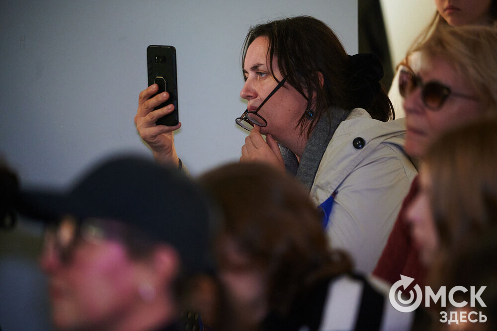 Первый фестиваль актуальной литературы "Книжный дворик" (0+) прошёл в пространстве "Арт-погружение" Городского музея "Искусство Омска". Фото: Илья Петров