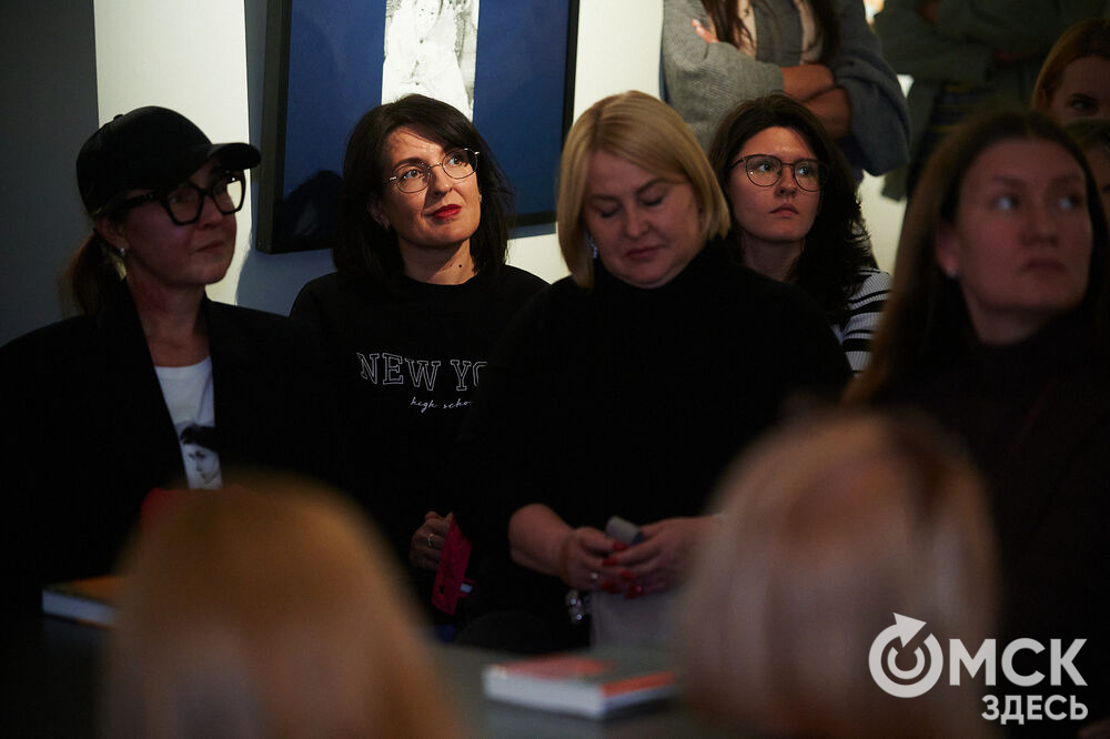 Первый фестиваль актуальной литературы "Книжный дворик" (0+) прошёл в пространстве "Арт-погружение" Городского музея "Искусство Омска". Фото: Илья Петров