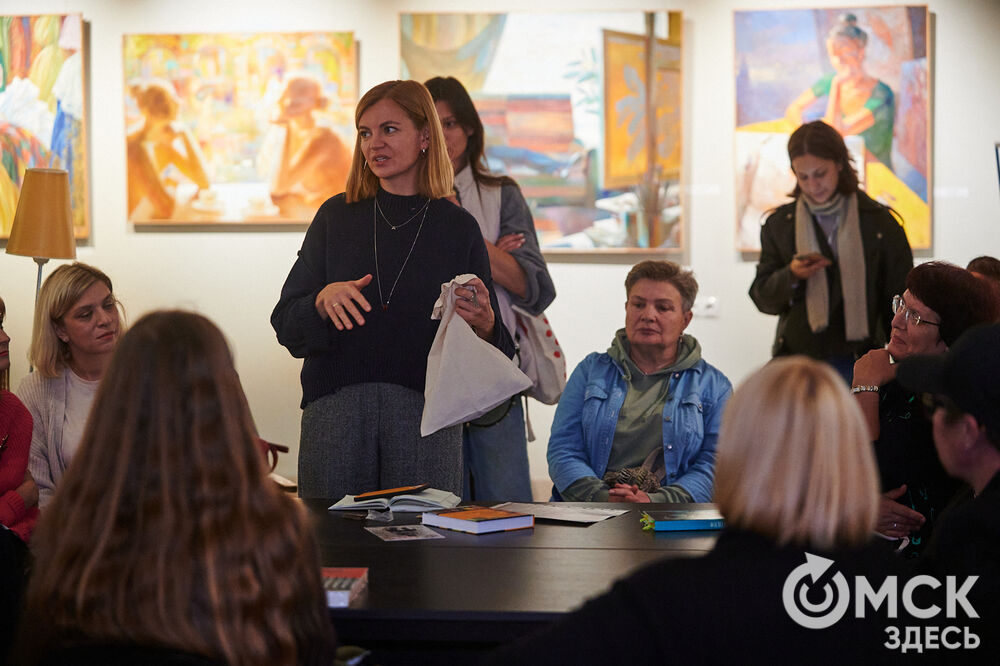 Первый фестиваль актуальной литературы "Книжный дворик" (0+) прошёл в пространстве "Арт-погружение" Городского музея "Искусство Омска". Фото: Илья Петров