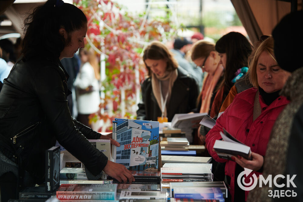 Первый фестиваль актуальной литературы "Книжный дворик" (0+) прошёл в пространстве "Арт-погружение" Городского музея "Искусство Омска". Фото: Илья Петров