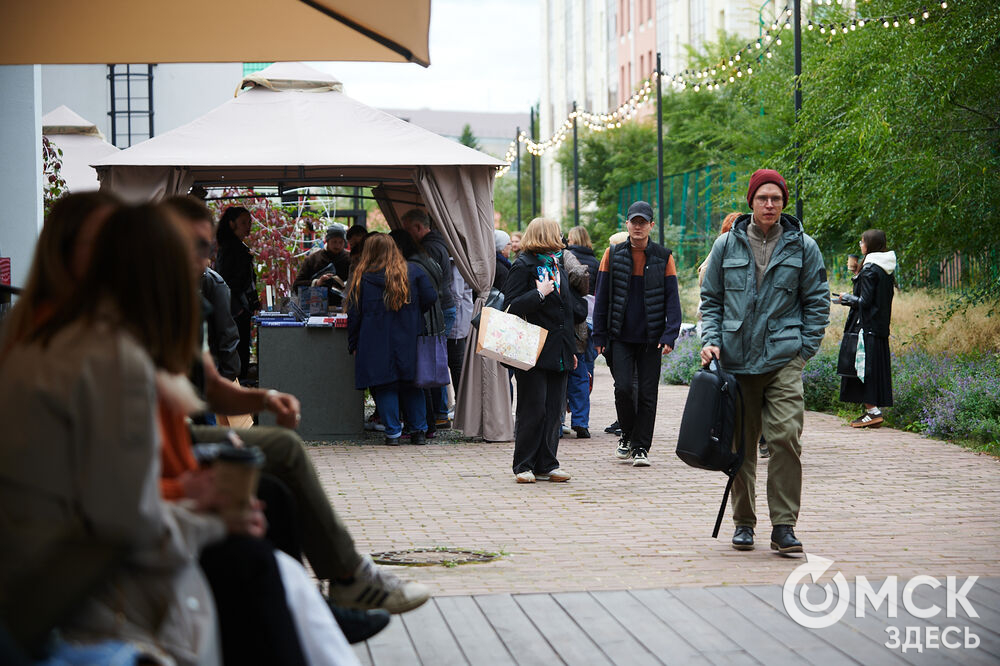 Первый фестиваль актуальной литературы "Книжный дворик" (0+) прошёл в пространстве "Арт-погружение" Городского музея "Искусство Омска". Фото: Илья Петров