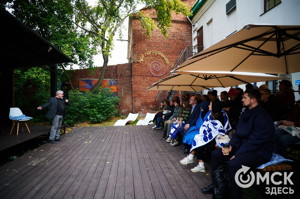 Первый фестиваль актуальной литературы "Книжный дворик" (0+) прошёл в пространстве "Арт-погружение" Городского музея "Искусство Омска". Фото: Илья Петров