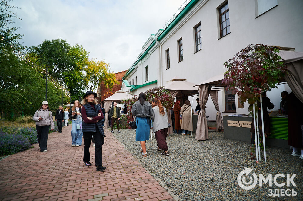 Первый фестиваль актуальной литературы "Книжный дворик" (0+) прошёл в пространстве "Арт-погружение" Городского музея "Искусство Омска". Фото: Илья Петров
