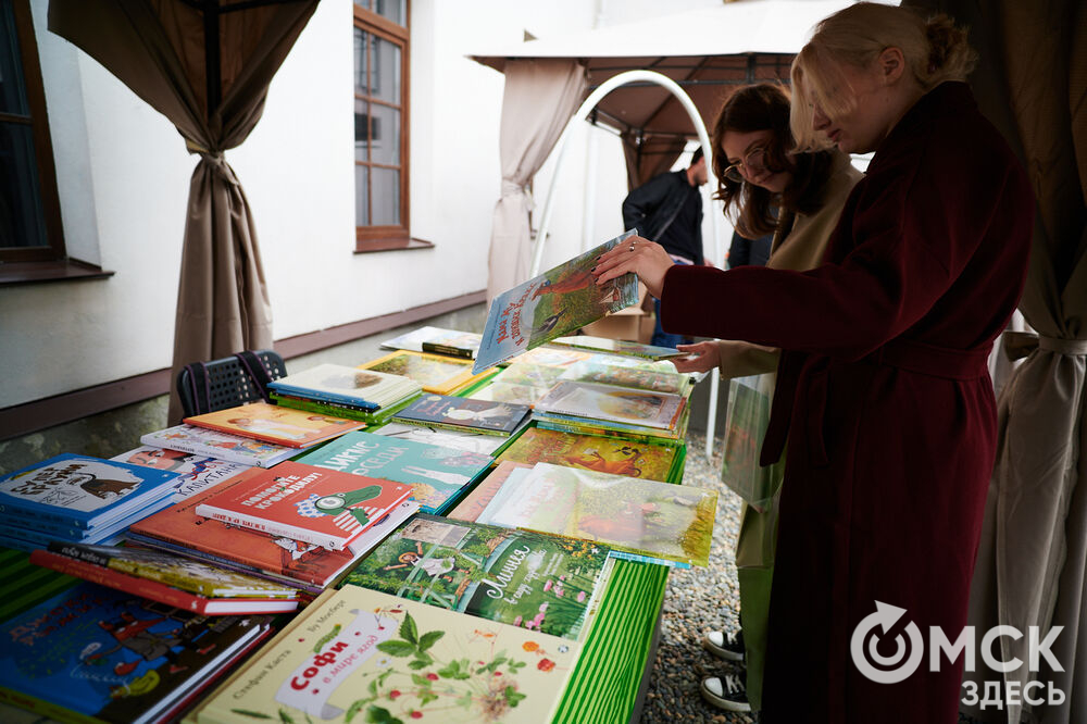 Первый фестиваль актуальной литературы "Книжный дворик" (0+) прошёл в пространстве "Арт-погружение" Городского музея "Искусство Омска". Фото: Илья Петров
