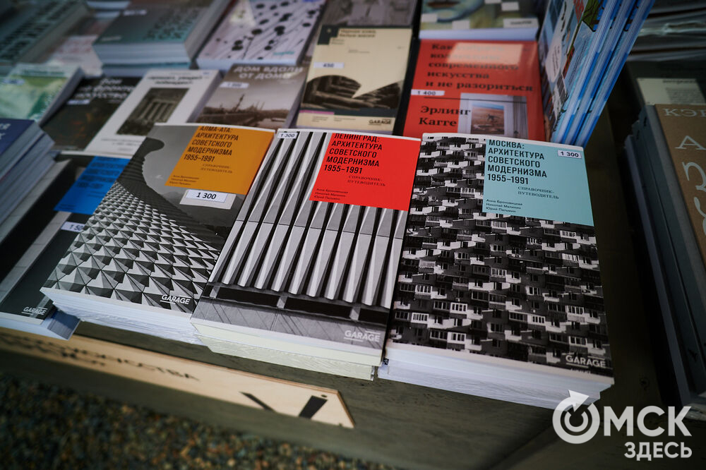 Первый фестиваль актуальной литературы "Книжный дворик" (0+) прошёл в пространстве "Арт-погружение" Городского музея "Искусство Омска". Фото: Илья Петров