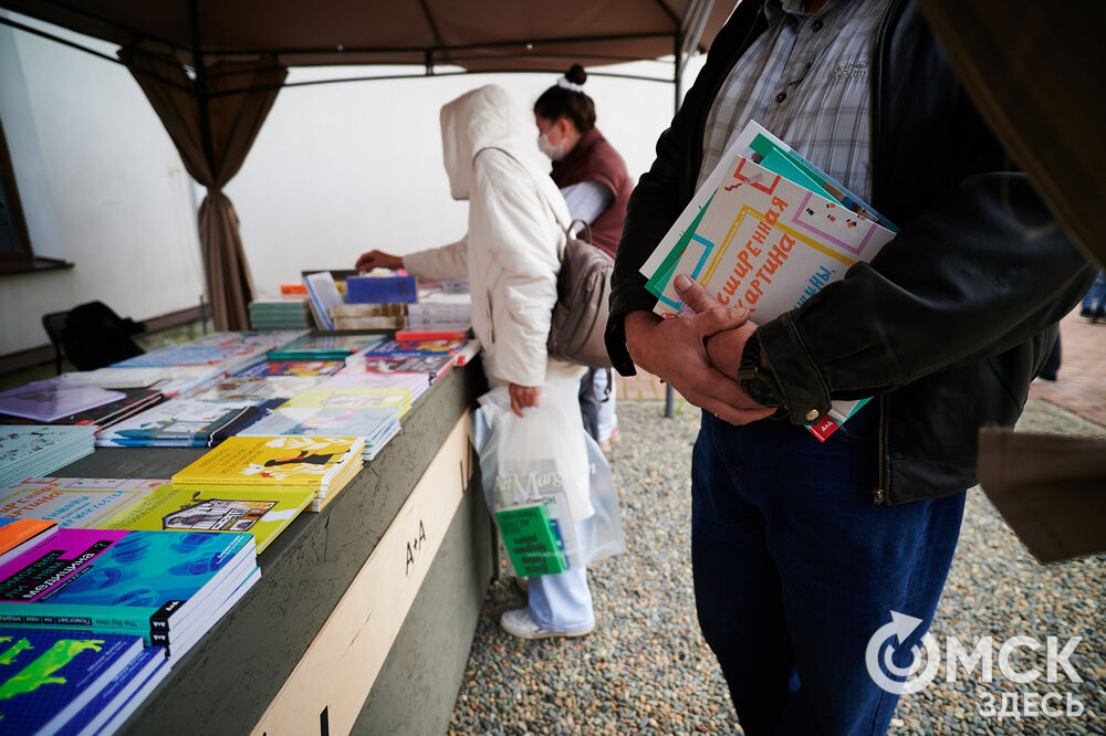Первый фестиваль актуальной литературы "Книжный дворик" (0+) прошёл в пространстве "Арт-погружение" Городского музея "Искусство Омска". Фото: Илья Петров