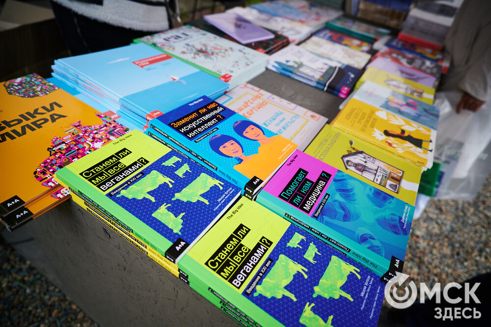 Первый фестиваль актуальной литературы "Книжный дворик" (0+) прошёл в пространстве "Арт-погружение" Городского музея "Искусство Омска". Фото: Илья Петров