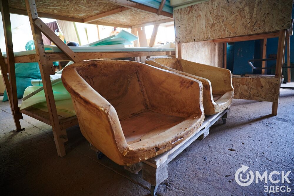 Реставрация мебели 1980-х годов из СКК им. В. Блинова. Фото: Илья Петров, "Омск Здесь"