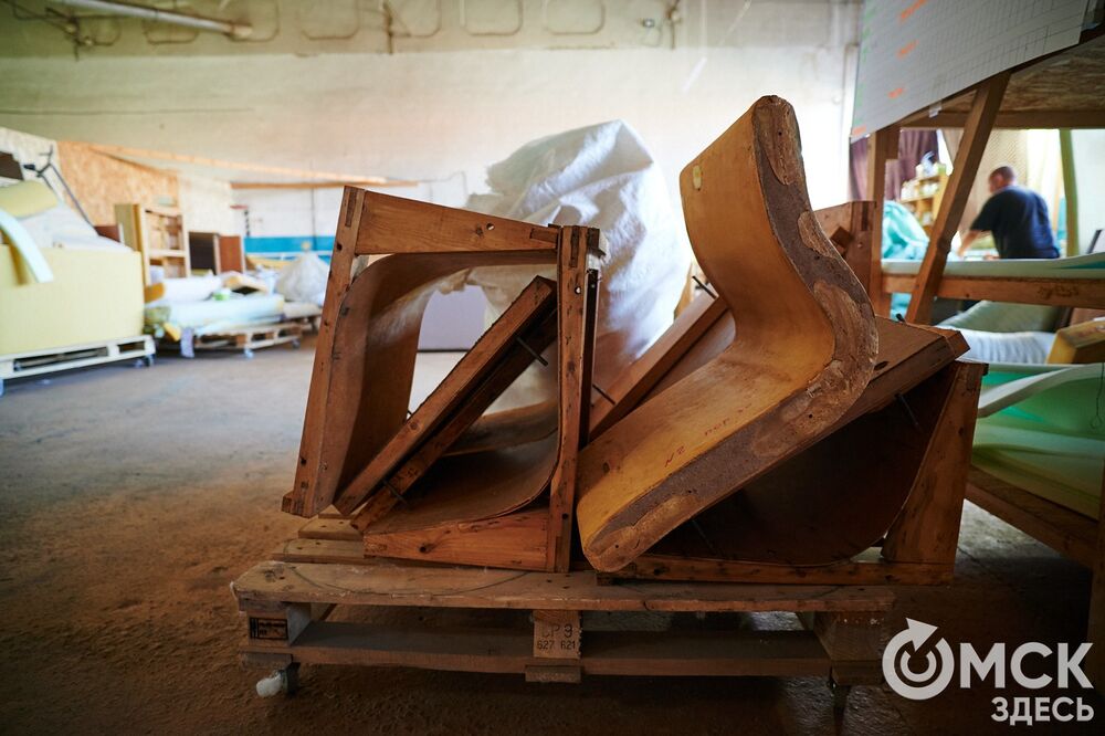 Реставрация мебели 1980-х годов из СКК им. В. Блинова. Фото: Илья Петров, "Омск Здесь"