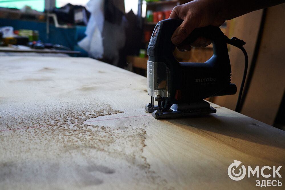 Реставрация мебели 1980-х годов из СКК им. В. Блинова. Фото: Илья Петров, "Омск Здесь"