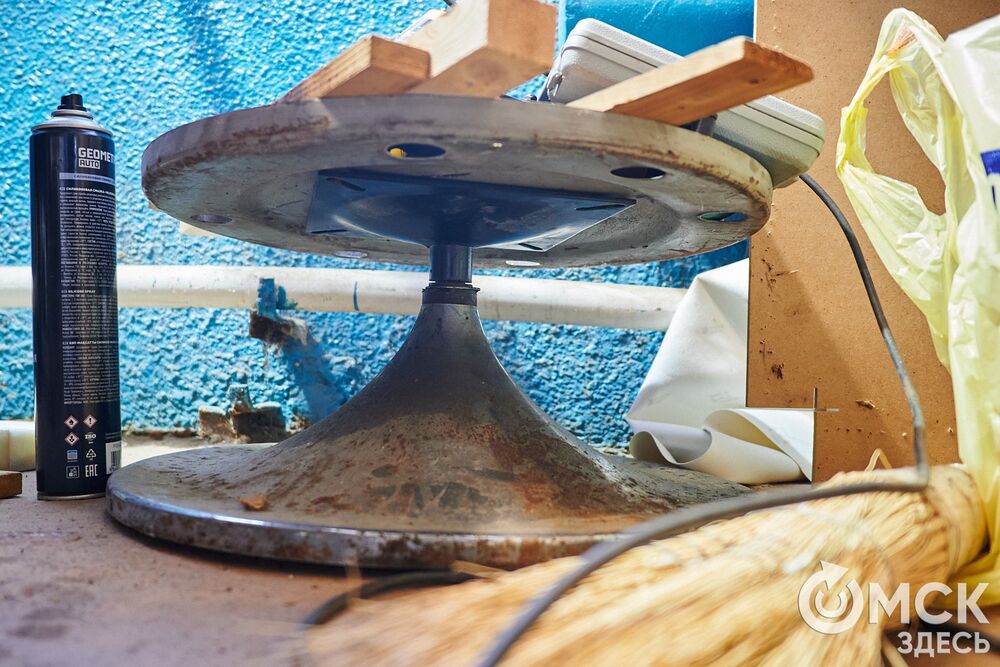 Реставрация мебели 1980-х годов из СКК им. В. Блинова. Фото: Илья Петров, "Омск Здесь"