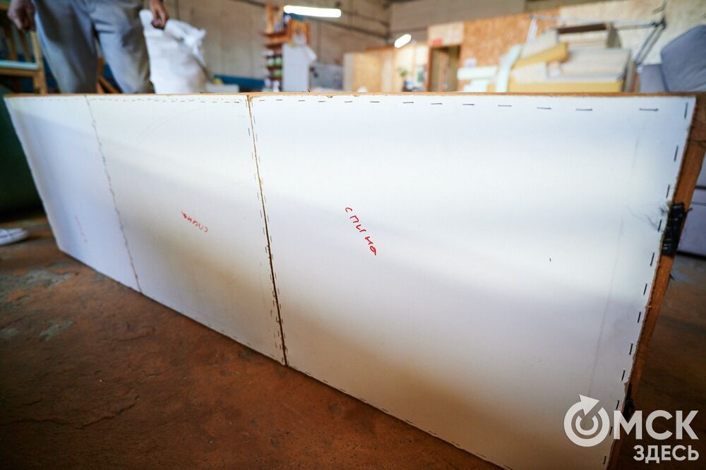 Реставрация мебели 1980-х годов из СКК им. В. Блинова. Фото: Илья Петров, "Омск Здесь"