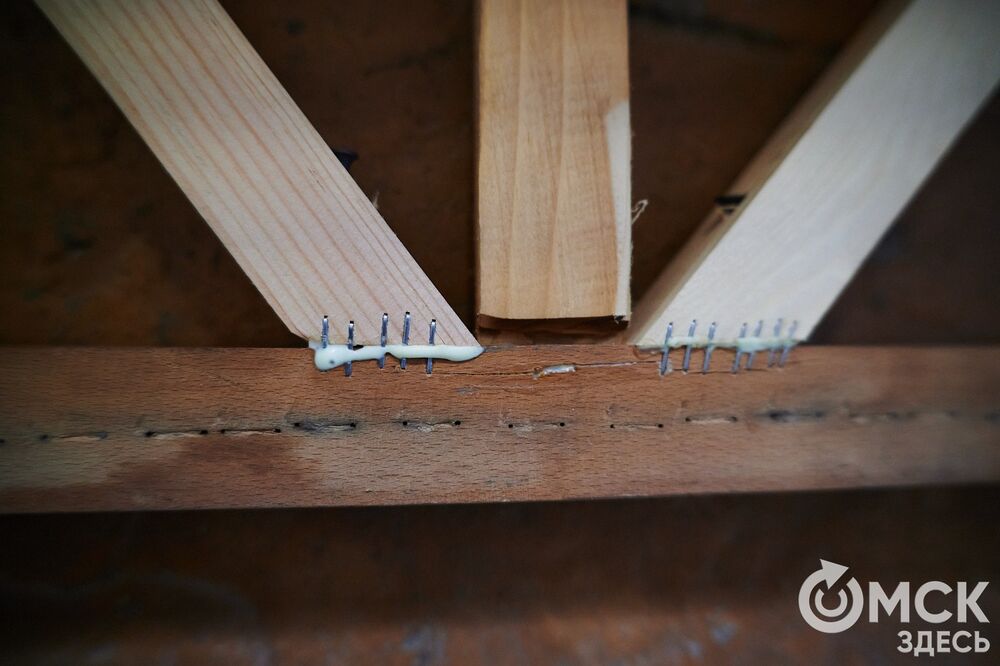 Реставрация мебели 1980-х годов из СКК им. В. Блинова. Фото: Илья Петров, "Омск Здесь"