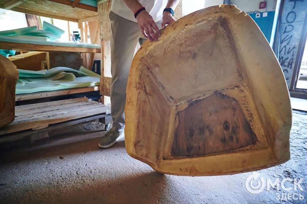 Реставрация мебели 1980-х годов из СКК им. В. Блинова. Фото: Илья Петров, "Омск Здесь"