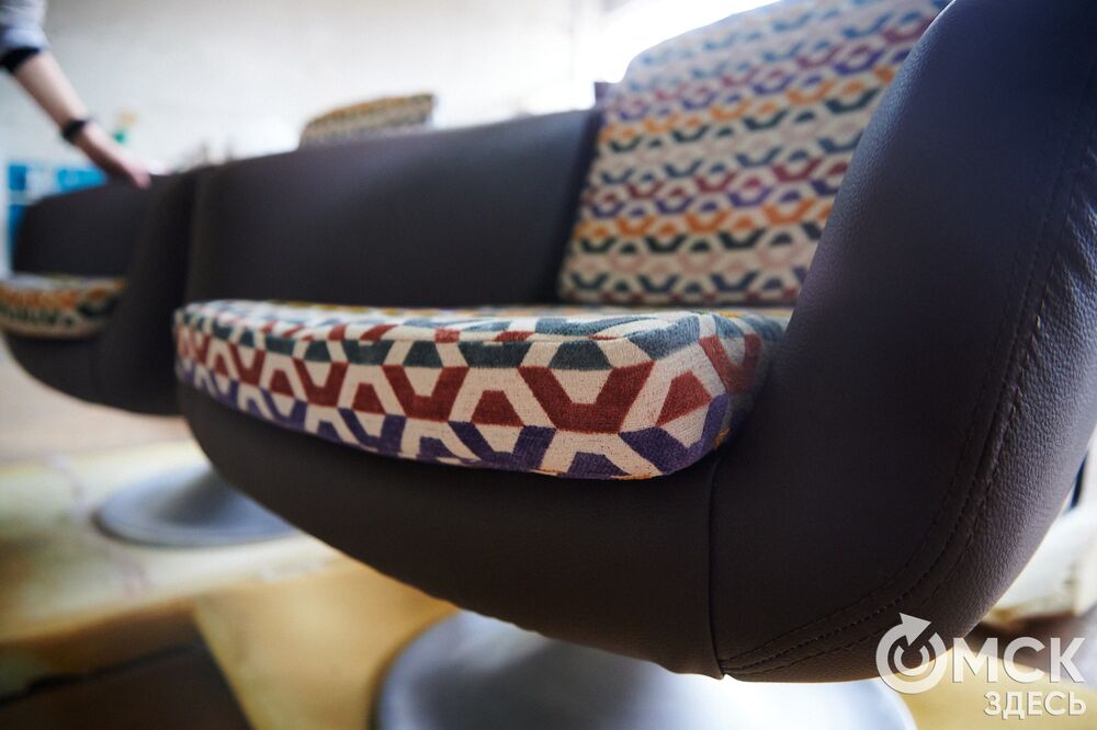 Реставрация мебели 1980-х годов из СКК им. В. Блинова. Фото: Илья Петров, "Омск Здесь"