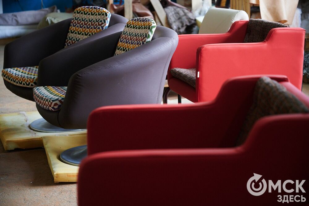 Реставрация мебели 1980-х годов из СКК им. В. Блинова. Фото: Илья Петров, "Омск Здесь"