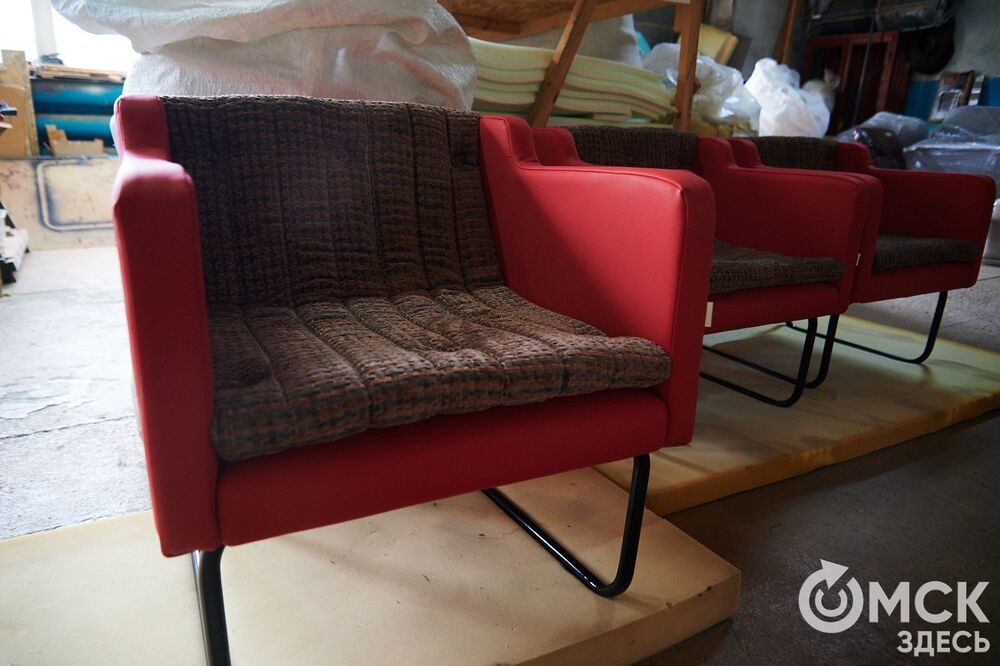 Реставрация мебели 1980-х годов из СКК им. В. Блинова. Фото: Илья Петров, "Омск Здесь"