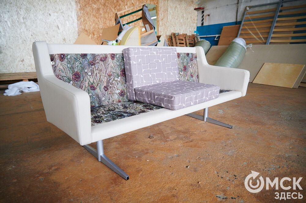 Реставрация мебели 1980-х годов из СКК им. В. Блинова. Фото: Илья Петров, "Омск Здесь"