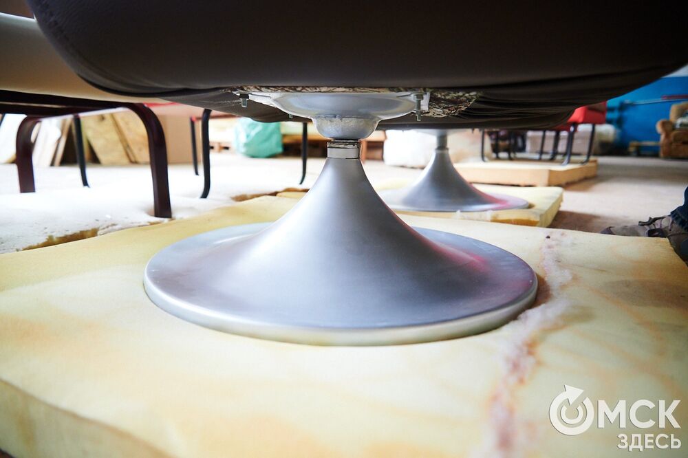 Реставрация мебели 1980-х годов из СКК им. В. Блинова. Фото: Илья Петров, "Омск Здесь"