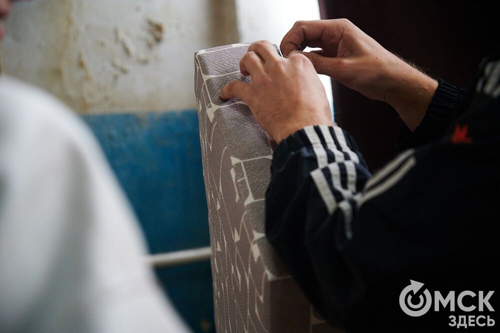 Реставрация мебели 1980-х годов из СКК им. В. Блинова. Фото: Илья Петров, "Омск Здесь"