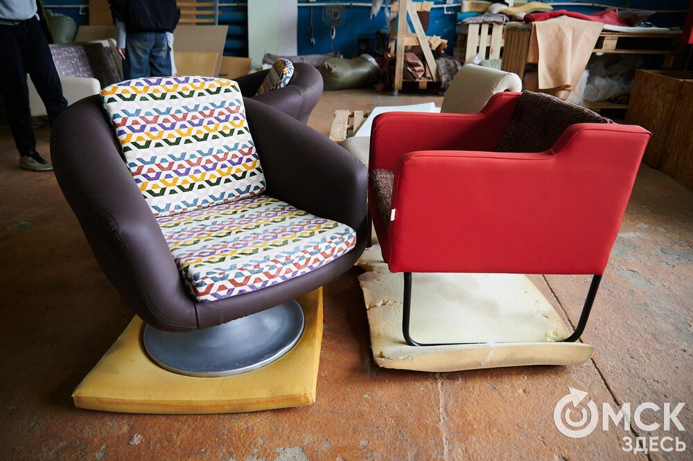 Реставрация мебели 1980-х годов из СКК им. В. Блинова. Фото: Илья Петров, "Омск Здесь"