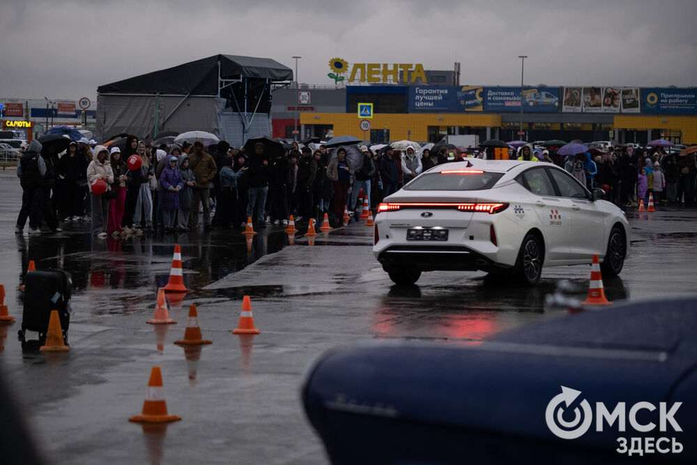 27 сентября в Омске прошёл конкурс "Лучший многодетный водитель такси Омска - 2025". Для участников и зрителей выступили группа Rasa и певица Ольга Серябкина. Фото: Елизавета Медведева