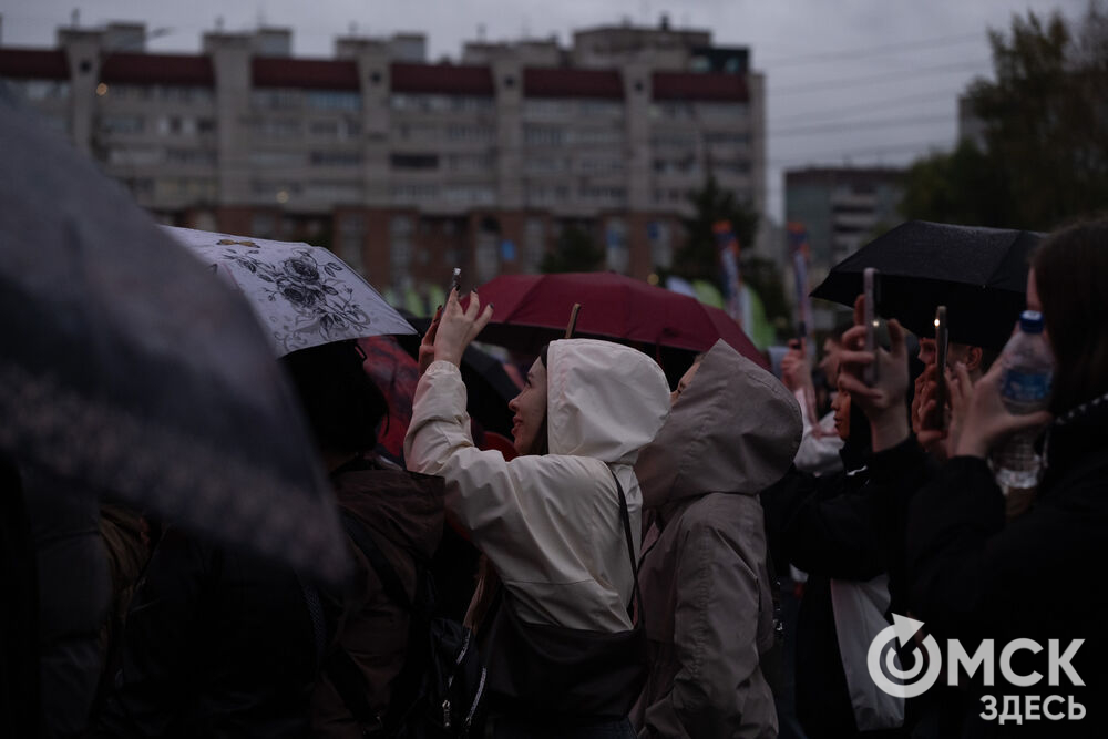 27 сентября в Омске прошёл конкурс "Лучший многодетный водитель такси Омска - 2025". Для участников и зрителей выступили группа Rasa и певица Ольга Серябкина. Фото: Елизавета Медведева