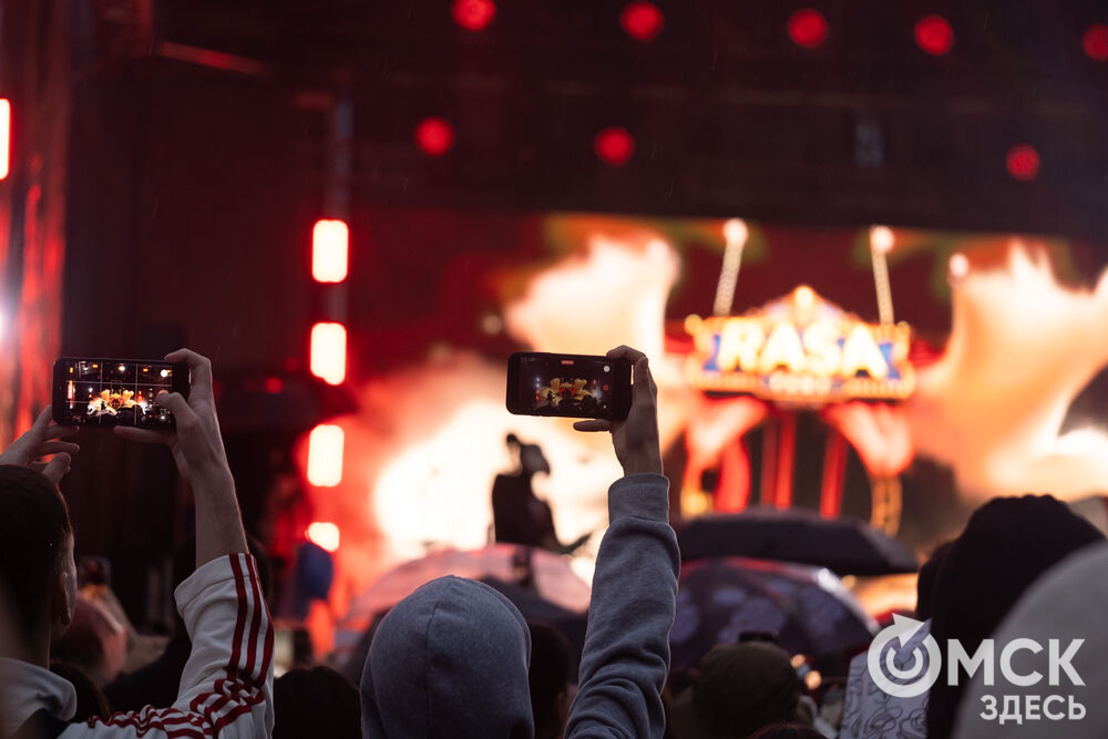 27 сентября в Омске прошёл конкурс "Лучший многодетный водитель такси Омска - 2025". Для участников и зрителей выступили группа Rasa и певица Ольга Серябкина. Фото: Елизавета Медведева