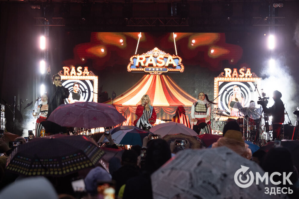 27 сентября в Омске прошёл конкурс "Лучший многодетный водитель такси Омска - 2025". Для участников и зрителей выступили группа Rasa и певица Ольга Серябкина. Фото: Елизавета Медведева