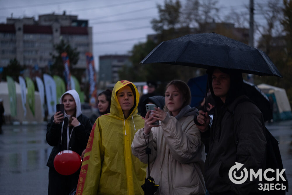 27 сентября в Омске прошёл конкурс "Лучший многодетный водитель такси Омска - 2025". Для участников и зрителей выступили группа Rasa и певица Ольга Серябкина. Фото: Елизавета Медведева