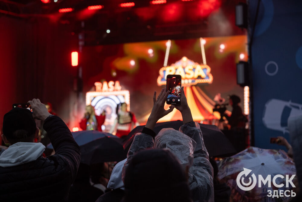 27 сентября в Омске прошёл конкурс "Лучший многодетный водитель такси Омска - 2025". Для участников и зрителей выступили группа Rasa и певица Ольга Серябкина. Фото: Елизавета Медведева