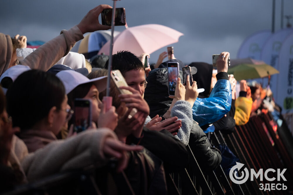27 сентября в Омске прошёл конкурс "Лучший многодетный водитель такси Омска - 2025". Для участников и зрителей выступили группа Rasa и певица Ольга Серябкина. Фото: Елизавета Медведева