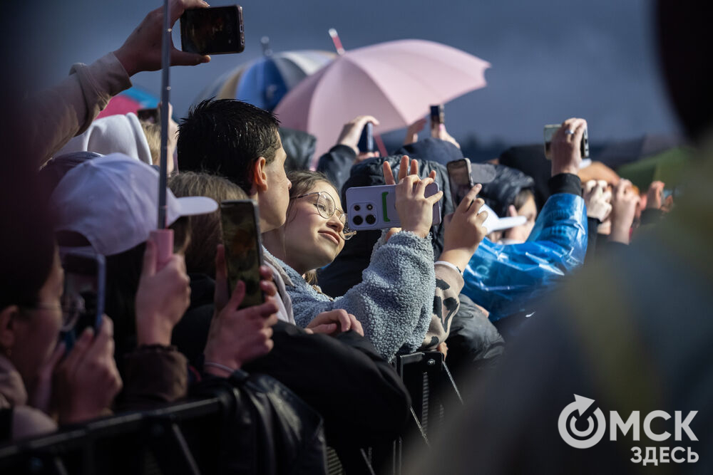 27 сентября в Омске прошёл конкурс "Лучший многодетный водитель такси Омска - 2025". Для участников и зрителей выступили группа Rasa и певица Ольга Серябкина. Фото: Елизавета Медведева