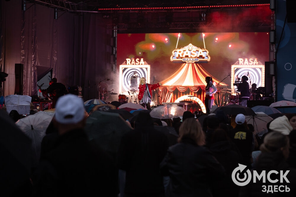 27 сентября в Омске прошёл конкурс "Лучший многодетный водитель такси Омска - 2025". Для участников и зрителей выступили группа Rasa и певица Ольга Серябкина. Фото: Елизавета Медведева