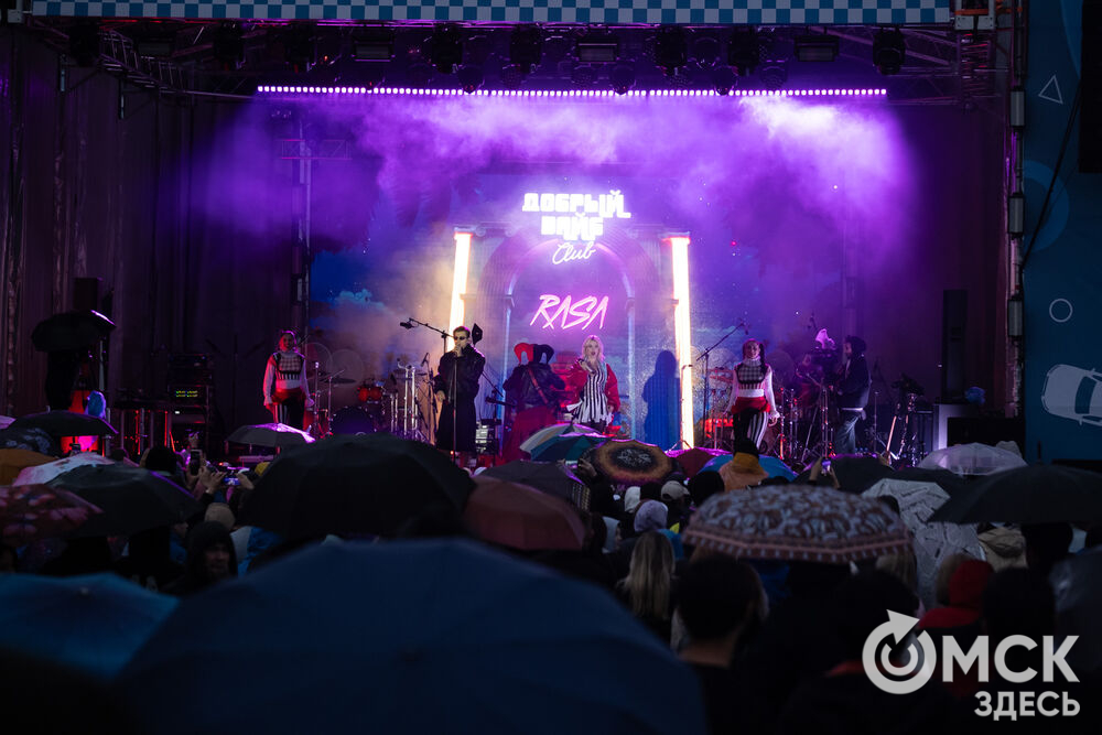 27 сентября в Омске прошёл конкурс "Лучший многодетный водитель такси Омска - 2025". Для участников и зрителей выступили группа Rasa и певица Ольга Серябкина. Фото: Елизавета Медведева