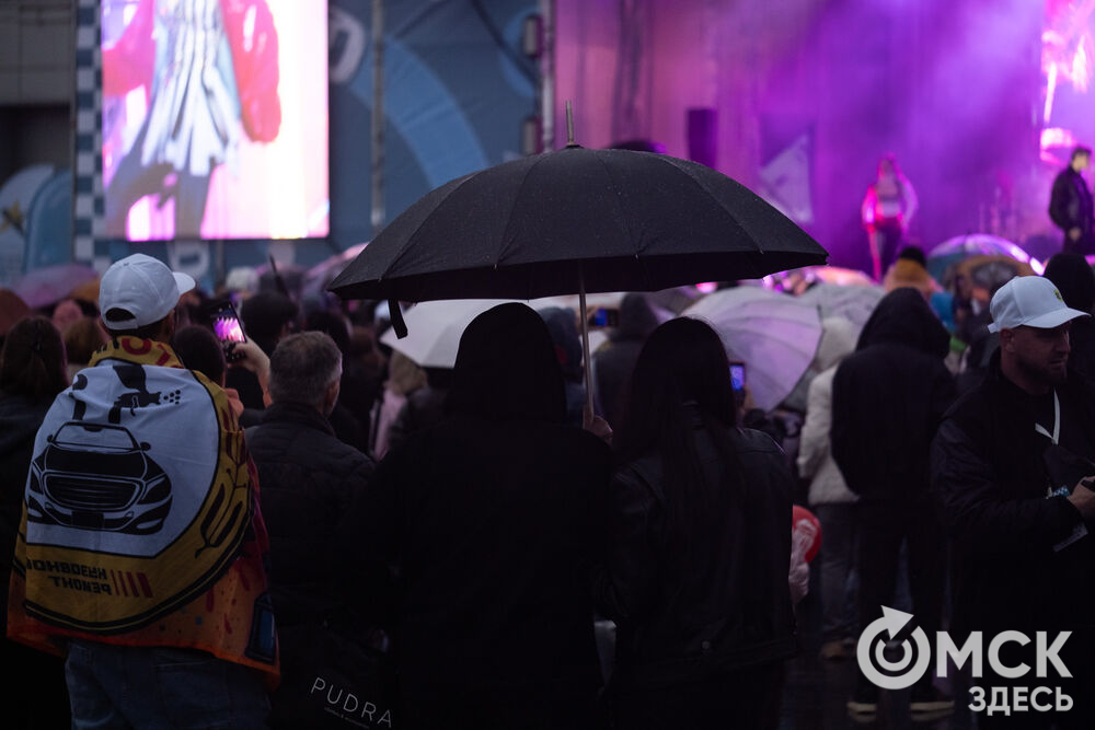 27 сентября в Омске прошёл конкурс "Лучший многодетный водитель такси Омска - 2025". Для участников и зрителей выступили группа Rasa и певица Ольга Серябкина. Фото: Елизавета Медведева